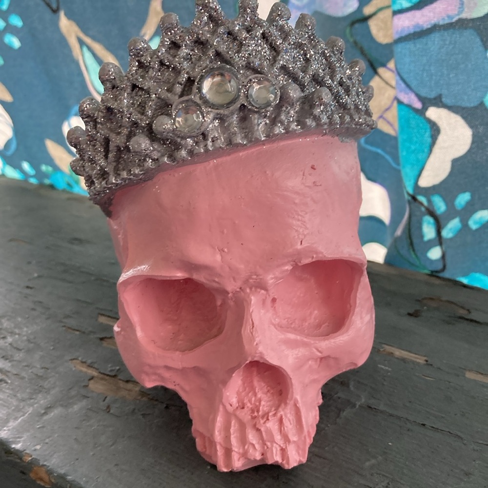Halloween decorative Skull Sculpture Silver sparkle Crown bubblegum pink goth - Picture 4 of 16